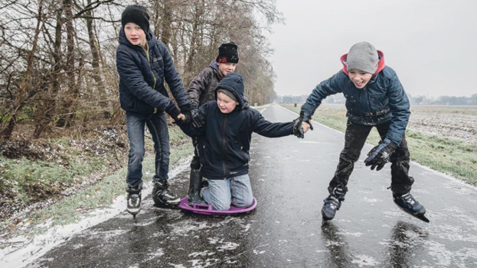 Winterspaß in Wymeer: Diese Kinder »schöfelten« gestern auf der Sportplatzstraße. © Foto: Klemmer 