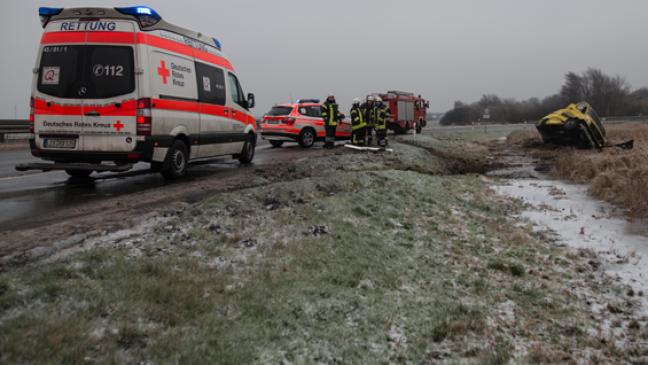 Geldtransporter landet auf Grünstreifen