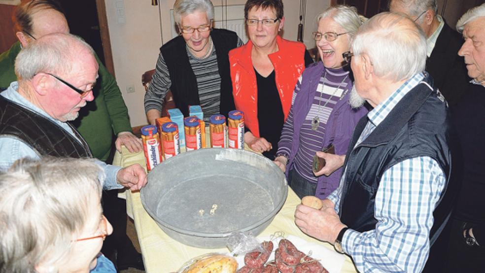 Viel Spaß hatten die »Glücksspieler« bei der Verknobelung im Heimatmuseum in Weener. Doch bevor es an die »Baaljes« ging, wurde ausgiebig Tee getrunken. © Foto: de Winter