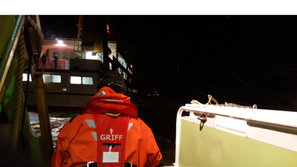 Das Seenotrettungsboot »Cassen Knigge« brachte Sanitäter, Decken und Proviant auf die »Frisia II«. © Foto: DGzRS