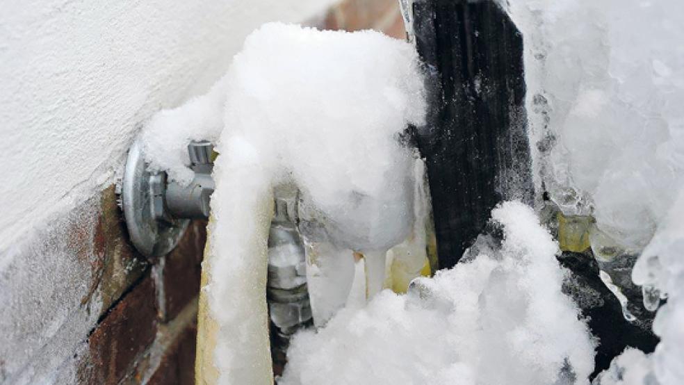 Ein vereister Wasserhahn im Freien kann teure Folgen haben. Deshalb sollte die Wasserzufuhr abgestellt werden. © Foto: Ostfriesische Brandkasse