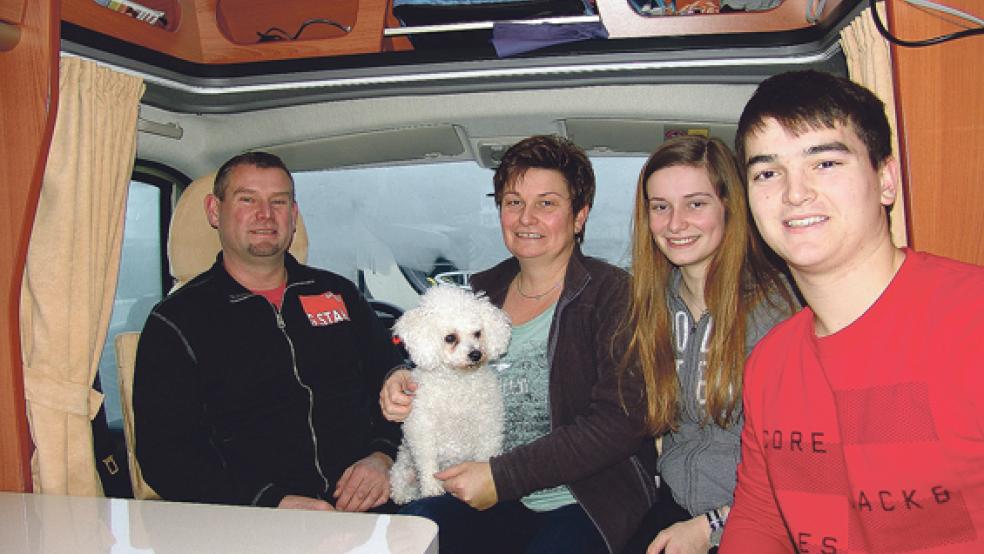 Andreas, Nicole und Pia Krümpel sowie ihr Freund Felix (von links) aus Rheine genießen in ihrem Wohnmobil die Ruhe am Weeneraner Hafen.  © Fotos: Boelmann