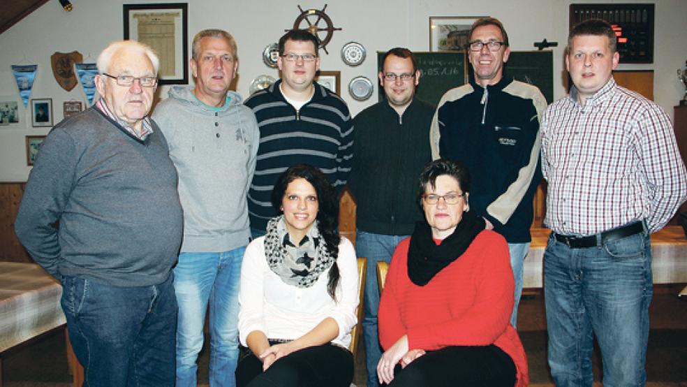 Die Laienschauspieler der Theatergruppe der Feuerwehr in Weener (hinten links): Friedel Rügge (Spölbaas), Helmut Erfkamp, Hendrik Tirrel, Matthias Schmidt, Alfred Leissen und Okko Duismann. Vorne von links: Marlis Schoormann und Monika Fisser. Krankheitsbedingt konnten Karina Smidt und Elke Kramer als Stönpaal nicht an der jüngsten Probe teilnehmen. © Foto: Flockenhagent