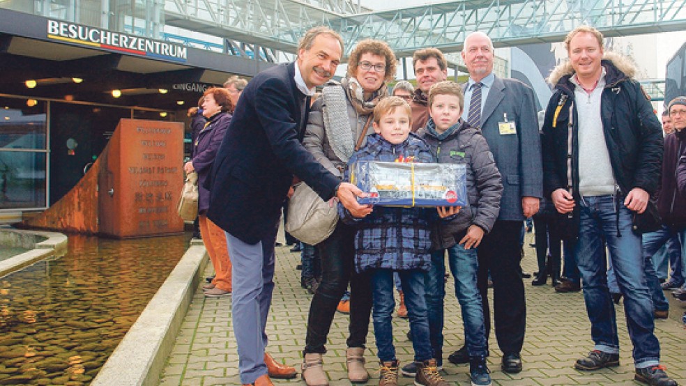 Laurenz Purk (Mitte) ist der 66.666. Besucher bei den »13. Tagen der Region«. Es gratulieren Jan Westphal (links), Gästeführer Peter Broese und Patrick Anneken (rechts) von der PMG. © Foto: Papenburg Marketing