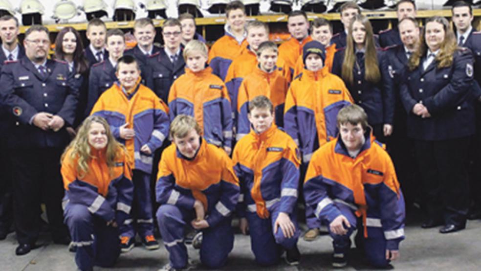 Die Jugendfeuerwehr Weener konnte unter anderem (von links) den stellvertretenden Bürgermeister Helmut Geuken, Stadtbrandmeister Jörg Fisser, den stellvertretenden Stadtjugendfeuerwehrwart Thorsten Duismann und Kreisjugendwart Günter Haase sowie (von rechts) Stadtjugendfeuerwehrwart Ewald Freese und den stellvertretenden Jugendfeuerwehrwart Jens Kotte begrüßen. © Foto: Rand (Feuerwehr)