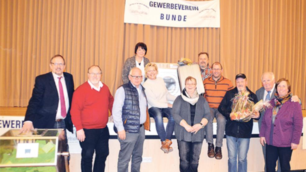 Während Ilka Himstedt (sitzend links) nun mit ihrer neuen Waschmaschine schmutzige Wäsche waschen darf, kann Koffergewinner Joachim Kron (rechts daneben) noch auf den Lotto-Jackpot hoffen und Wilhelm Müller (3. von rechts) genüsslich schmausen. Dem Organisatorenteam vom Gewerbeverein blieb nur, den Gewinnern zu gratulieren.  © Fotos: privat