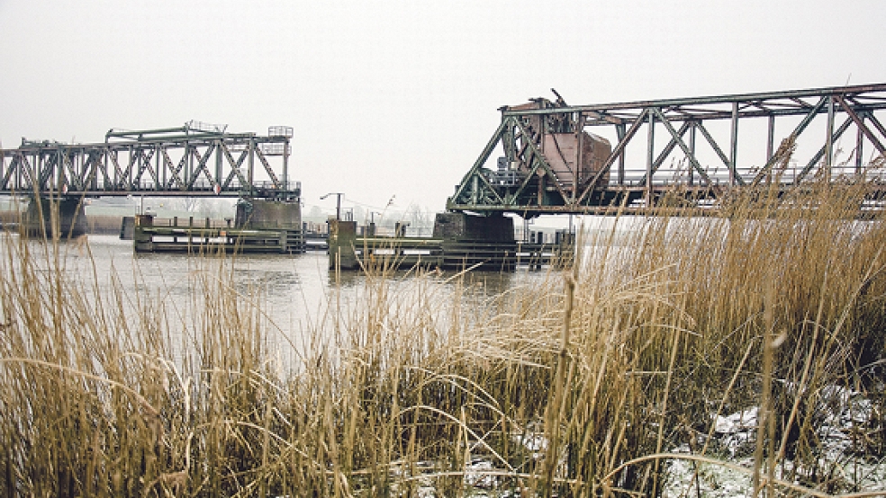 Heimliche Brückenschau: Der »Ausflug« niederländischer Soldaten, die im Dezember als Touristen getarnt die zerstörte Friesenbrücke in Augenschein nahmen, ist den deutschen Behörden nicht bekannt. © Foto: Hanken