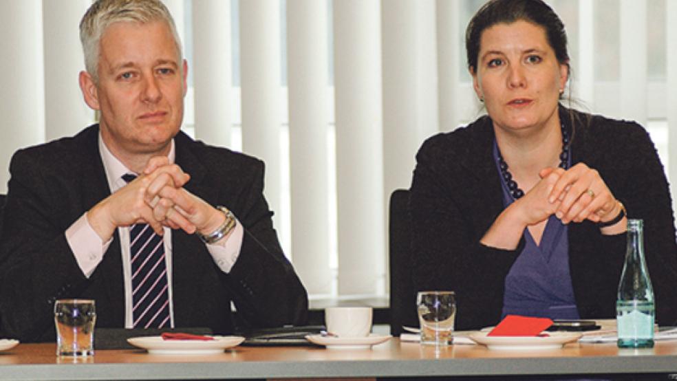 Der SPD-Europaabgeordnete Matthias Groote und Fleur Gräper-van Koolwijk, Deputierte der Provinz Groningen, warben gestern in Bunde für eine zügige Verbesserung der grenzüberschreitenden Bahnverbindung. © Foto: Szyska