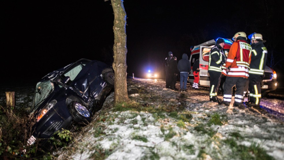 Im Graben landete in der Nacht zum Freitag ein junger Autofahrer an der Filsumer Straße in Holtland. © Foto: Klemmer