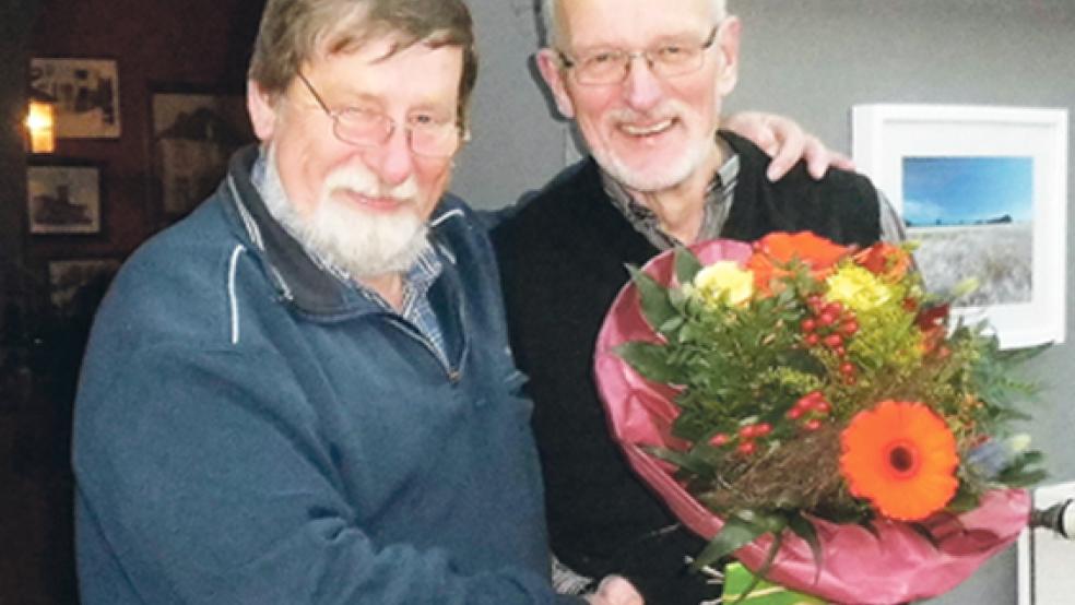 Seit 30 Jahren leitet Hasso Rosenthal (links) den GEW-Ortsverband Rheiderland. Hans-Otto Saatkamp ehrte den Vorsitzenden dafür im Rahmen einer Versammlung. © Foto: privat