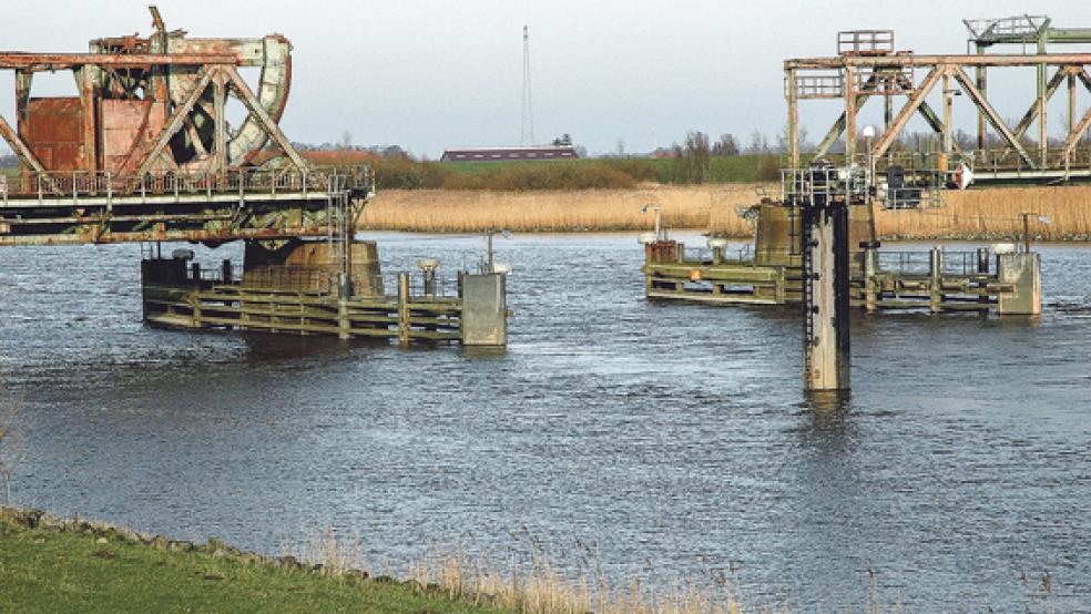 Lücke in der Brücke: Zur Überquerung der Ems taugt die Friesenbrücke in Weener nicht mehr. © Foto: Szyska