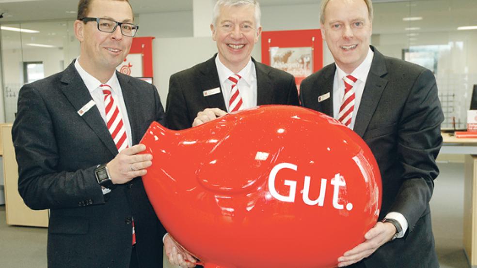 Zufrieden mit dem Geschäftsjahr 2015: Detlef Oetter, Heinz Feldmann und Carsten Rinne (von links) vom Vorstand der Sparkasse LeerWittmund. © Foto: Szyska