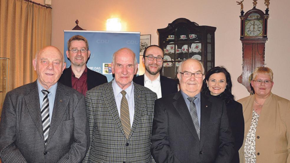 Jan Janssen, Dr. Enno Conring und Heinrich Santjer (vorne von links) sind für ihre langjährige CDU-Mitgliedschaft von Dr. Dirk Lüerßen, Patrick Engel, Gitta Connemann und Hildegard Hinderks (hinten von links) ausgezeichnet worden.  © Foto: Boelmann