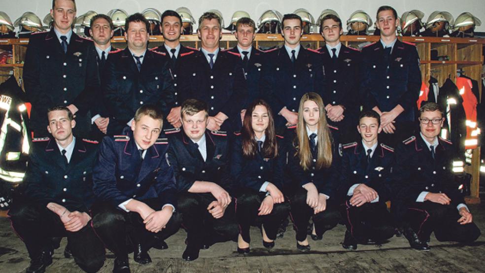 Befördert, ernannt oder neu gewählt wurden (stehend, von links) Carsten Hassler (Hauptfeuerwehrmann), Jörg Hanken und Markus Vry (beide Erster Hauptfeuerwehrmann), Mark Bruns (Schriftführer), Detlef Boer (Erster Hauptfeuerwehrmann), Lars Düring, Ingo Stanschus, Sven Lüürsen und Steffen Pillekat (alle vier Oberfeuerwehrmann); (kniend von links) René Kotulla (Erster Hauptfeuerwehrmann), Sven Fisser und Björn Gersema (beide ernannt zum Feuerwehrmann), Sandra Kotte (Feuerwehrfrau-Anwärterin), Laura Düring (Feuerwehrfrau), Nico Kruse und Marco Bakker (beide ernannt zum Feuerwehrmann). Auf dem Foto fehlt Nils Düring (Oberfeuerwehrmann). © Fotos: Kuper