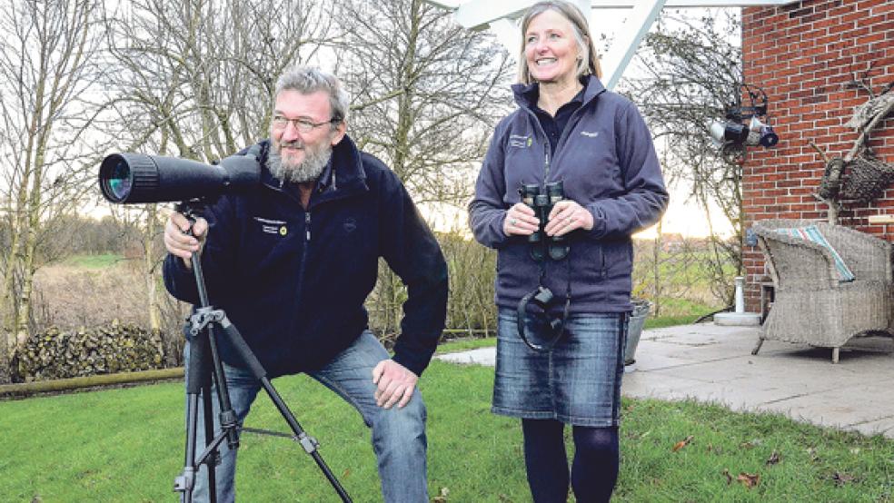 Den Gänsen auf der Spur: Edzard Busemann und Agnes Ratering von der Ortsgruppe Rheiderland des Naturschutzbundes (NABU) bieten ab Ende Januar Busexkursionen durch das Rheiderland an. © Foto: de Winter