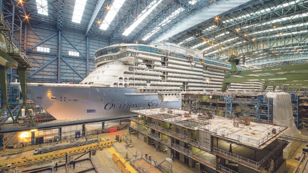 Das Kreuzfahrtschiff »Ovation of the Seas« - hier im Baudock der Meyer Werft - soll Mitte März durch die Ems überführt werden. Die Werft erwartet dann keine Probleme wegen der beschädigten Friesenbrücke in Weener. © Foto: Meyer Werft