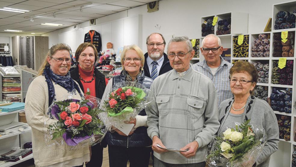 Freuen sich über die Hauptpreise der Bunder Weihnachtsverlosung: die Gewinner Siegmund und Doris Pfeifer (vorne rechts), Monika Luitjens (links) sowie Hertha Janssen (Zweite von links). Die Preise überreichten Hilde van Hoorn, Heinrich Sonnenberg und Eduard Severiens (hintere Reihe von links) vom Gewerbeverein Bunde und Umgebung.  © Foto: Himstedt