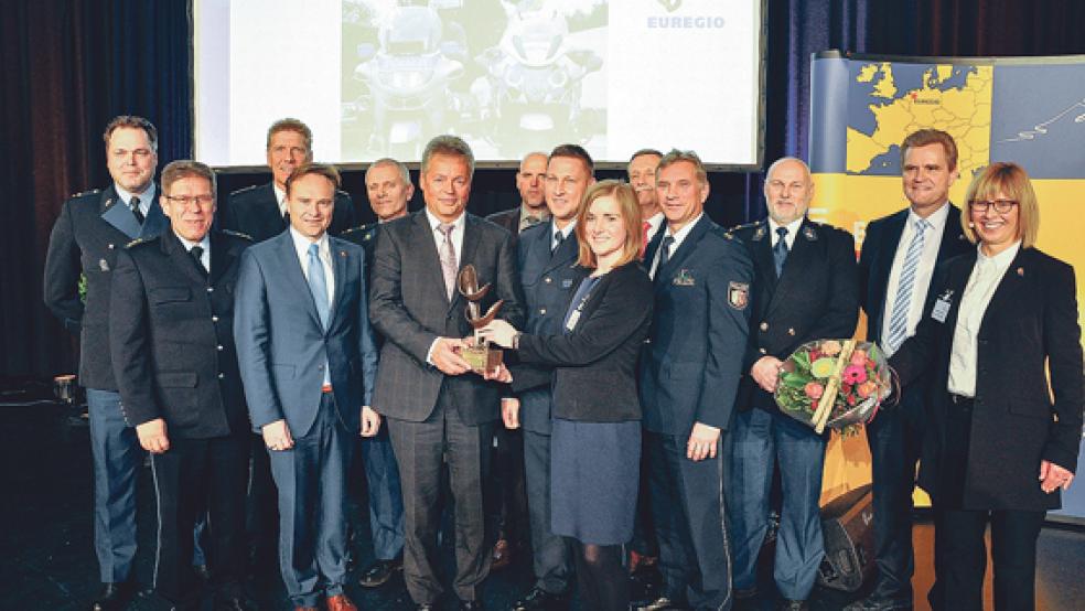 Das Grenzüberschreitendes Polizeiteam (GPT) hat den »EUREGIO«-Preis 2016 erhalten. Somit wird auch die Arbeit des Bundespolizeireviers Bunde ausgezeichnet.  © Foto: Polizeidirektion Osnabrück