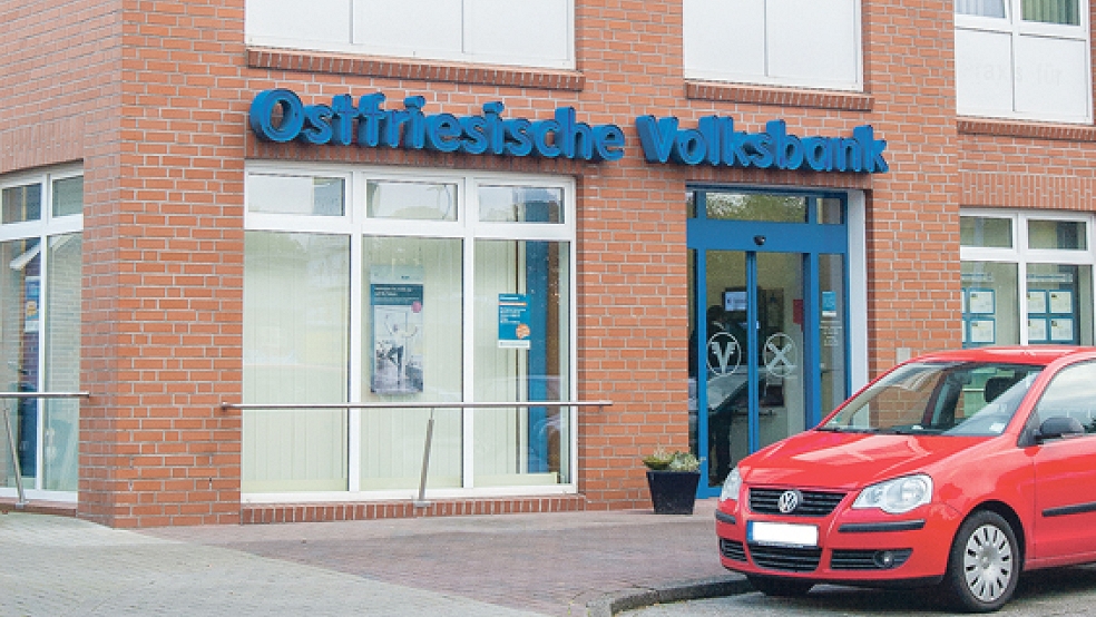 Die Volksbank-Filiale in Weener - damals noch an der Poststraße beheimatet - wurde am 8. Oktober 2014 überfallen. Nun hat der Prozess gegen den mutmaßlichen Täter und zwei weitere Angeklagte begonnen. © Foto: de Winter