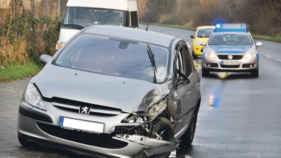 Beide Fahrzeuge wurden bei dem Unfall in Leer stark beschädigt. © Foto: Wolters