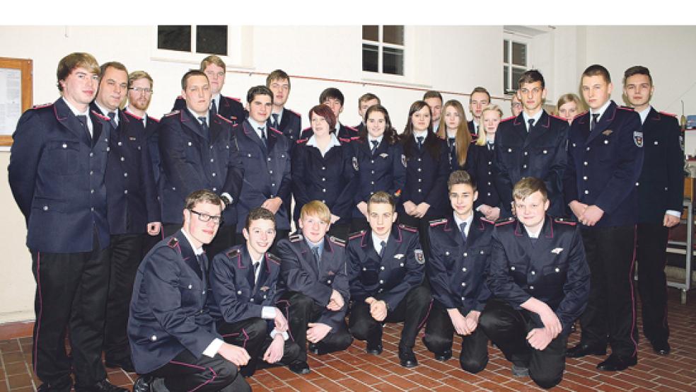 Die 25 Lehrgangsteilnehmer mit Ausbilder Timo Akkermann (links) und Stadtbrandmeister Jörg Fisser (neben ihm). Auf dem Foto fehlt der stellvertretende Stadtbrandmeister Gerhard Kuper.  © Foto: Feuerwehr/Rand