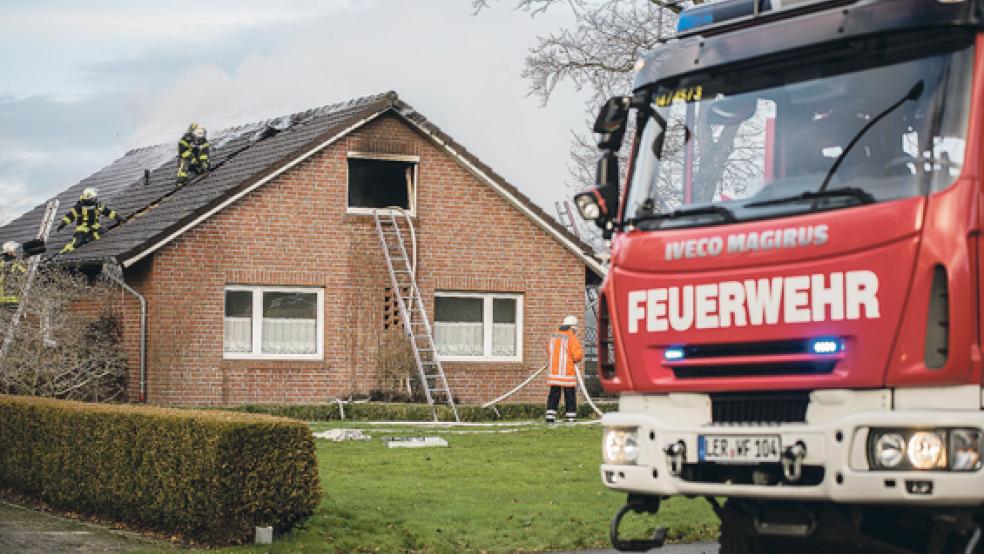 Das Feuer im Dachgeschoss eines Einfamilienhauses in Veenhusen wurde am Mittwoch von über 50 Feuerwehrleuten gelöscht. © Foto: Klemmer