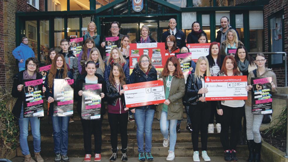 Die Preisträger des Jugendwettbewerbs des Netzwerks Rheiderland zum Thema »Zivilcourage im Internet«. © Foto: Hoegen