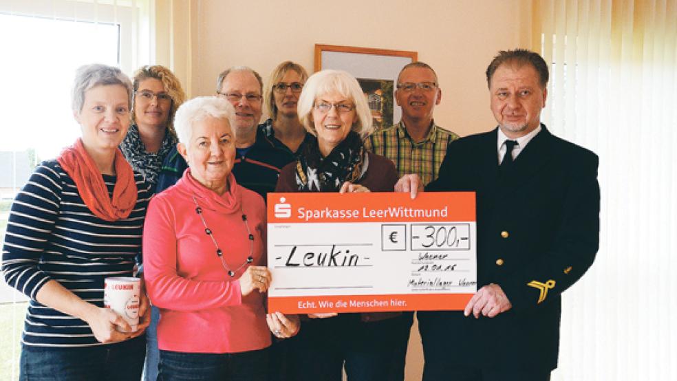 Dankend nahmen die Leukin-Vertreter die Spende von 300 Euro vom Bundeswehr-Materiallager in Weener in der Praxis von Almuth Poppens-Oltrop (links) entgegen. Weiter auf dem Foto (von links): Sonja Sanders (Materiallager Weener), Adelheid Winkler (Leukin), Hermann-Otto Smid, Angelika Schulte (beide Materiallager), Christa Lindenberg (Leukin), Günther Bertus und Stabsbootsmann Jan Nannen (beide Materiallager). © Foto: de Winter