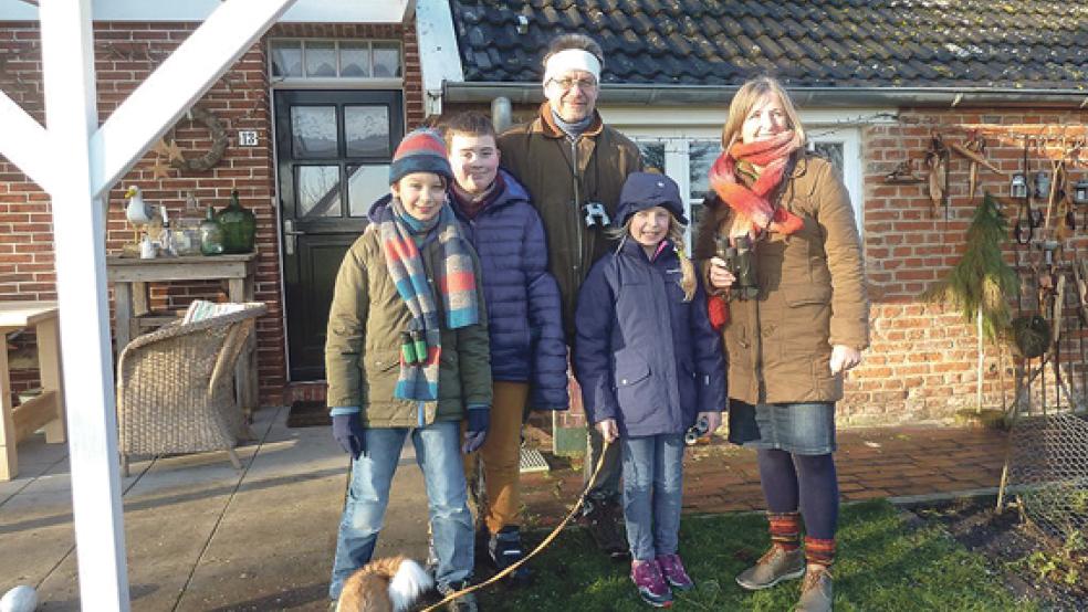 Im Garten von Agnes Ratering (rechts) in Ditzumerverlaat und gemeinsam mit Rafael Gil Brand (Mitte) gingen die jungen Naturschützer auf Vogelschau. © Foto: privat