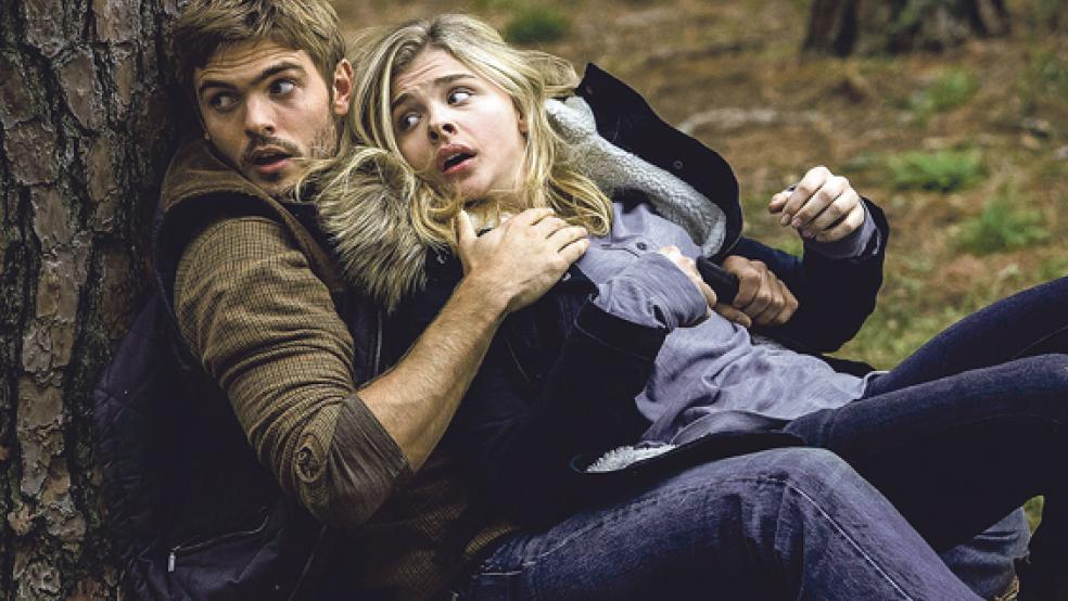 Kann Cassie (Chloë Grace Moretz) dem mysteriösen Evan Walker (Alex Roe) trauen? © Foto: Sony Pictures