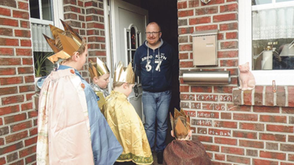 Freundlich begrüßt wurden die Sternsinger an vielen Haustüren im Rheiderland. © Foto: privat