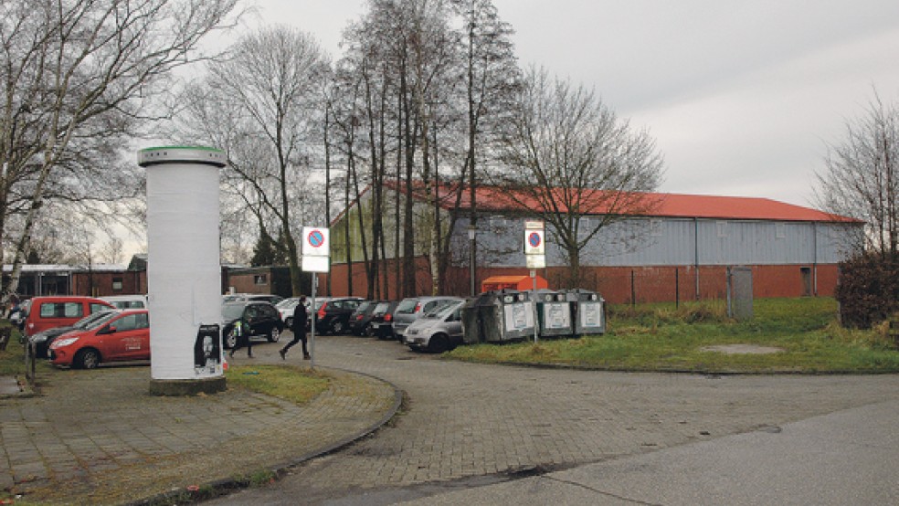 Zu Stoßzeiten geht es eng zu auf dem Parkplatz vor dem Dorfgemeinschaftshaus in Bingum, durch den Bau eines Kreisels fallen weitere Pkw-Stellplätze weg. Auf der Wiese an der Sporthalle (rechts im Bild) wird Ersatz geschaffen. © Foto: Szyska