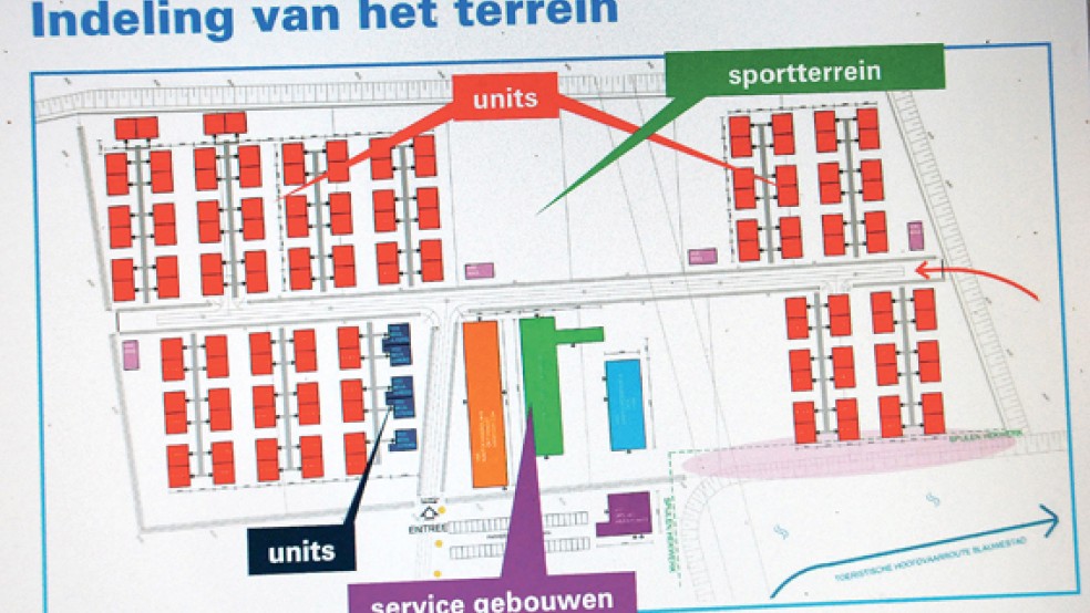 130 Wohneinheiten (units), Servicegebäude und Sportanlage sollen ab März nach und nach fertiggestellt werden, wie auf dieser Infotafel der Gemeinde Oldambt zu erkennen ist. © 