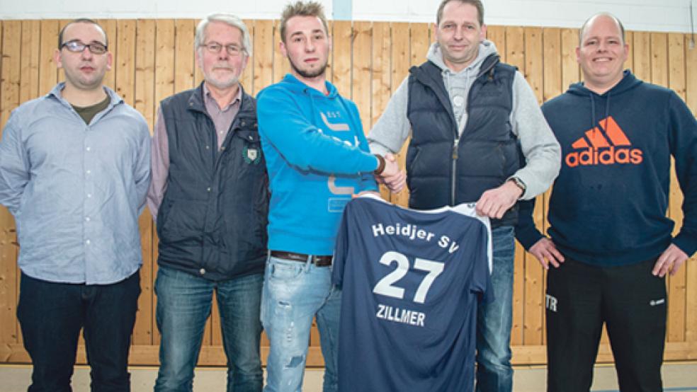 Neu auf der Heide ist Stürmer Timo Zillmer (Mitte). Der Angreifer wurde von Fußballobmann Daniel Erben, Klubchef Renhard Roelfsema, Trainer Albert Penning und Co-Trainer Axel Seemann (von links) willkommen geheißen. © Foto: privat