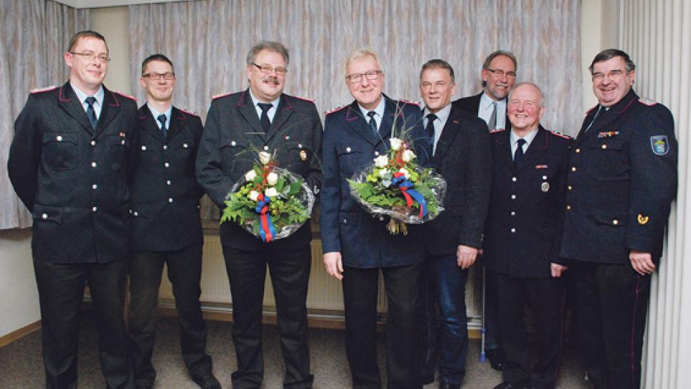 Für »40 Jahre aktiven Dienst im Feuerlöschwesen« wurden Ingfried Battermann (dritter von links) und Wilfried Appel (neben ihm) geehrt. Dazu gratulierten (von links) Ortsbrandmeister Hans-Hermann Leemhuis und sein Stellvertreter Dennis Iwanoff, Bürgermeister Gerald Sap, Harm Watermülder (Fachbereichsleiter Gemeinde Bunde), Ortsvorsteher und Alterskamerad Wilhelm Ostendorp und Kreisbrandmeister Theodor de Freese. Auf dem Foto fehlt Johannes Willms. © Foto: Kuper