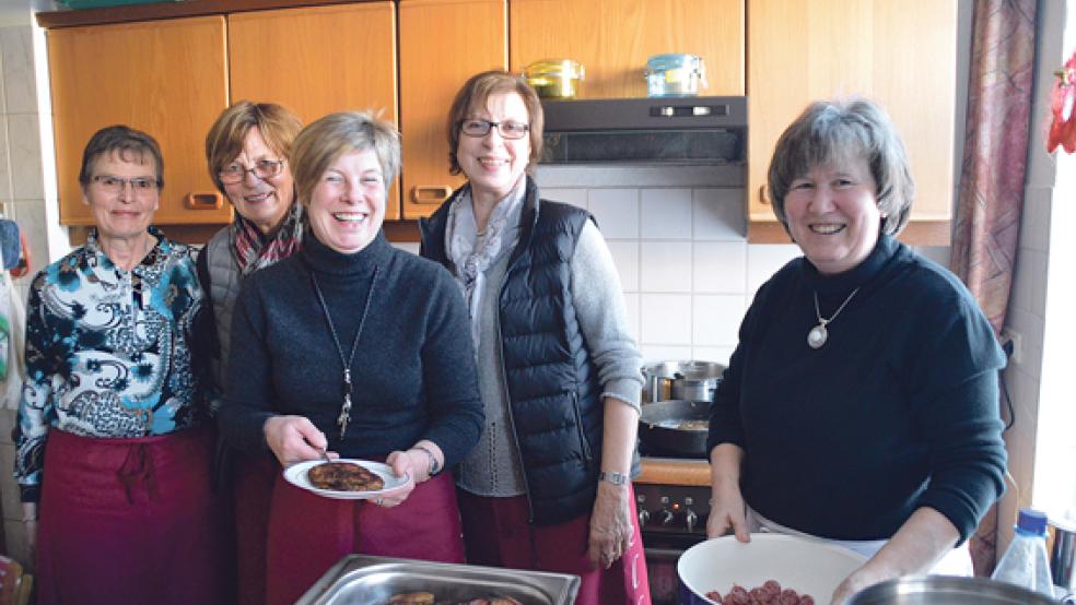 Ein eingespieltes Team - nicht nur für das Backen von Speckendicken: Herma Spekker (von links), Lore Briese, Herma Waddenberg-Theile, Renate Oltrop und Klara Kaput vom Heimat- und Kulturverein Jemgum. © Foto: Himstedt