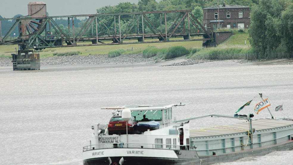 Ein Binnenschiff nimmt Kurs auf die Friesenbrücke. Das Bild stammt aus dem Juni 2015 - damals gab es noch keine Lücke in der Brücke. © Foto: Szyska
