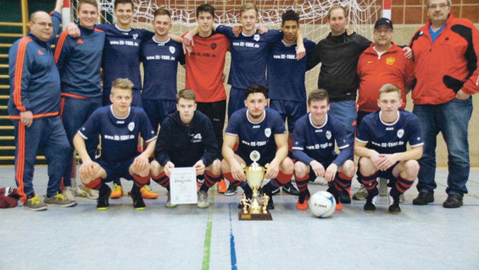 Futsal-Ostfrieslandmeister sind die A-Junioren des JFV Leer um (hintere Reihe v. l.) Betreuer Pavel Kaiser, Trainer Leon Vosse, Marek Janssen, Lukas Siemers, Julian Ahlers, Arne Zimmermann, Joel Kramer, Trainer Michael Zuidema, Staffelleiter Reno Harms, Staffelleiter Holger Hokema, (untere Reihe von links) Lukas Koets, Paul Smit, Benny Neziray, Daniel Horn und Jan-Henrik Koppelkamm. © Foto: privat