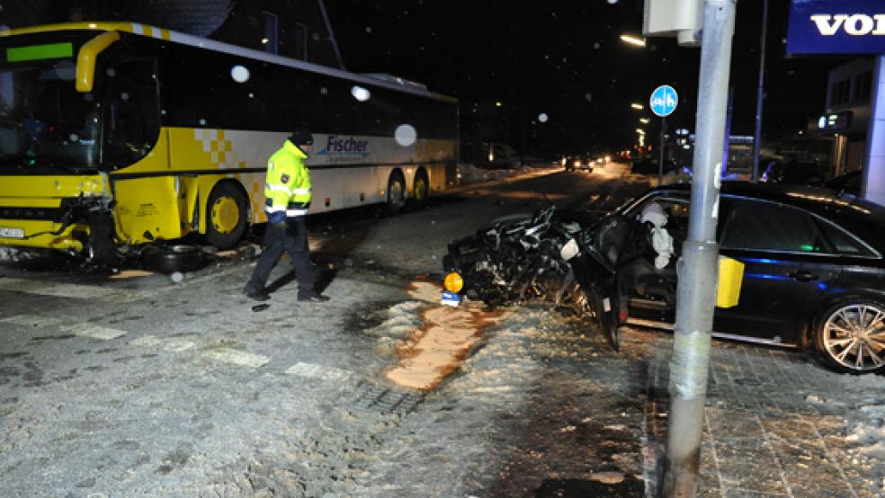 Beim Zusammenstoß eines Audi A8 mit einem Linienbus in Papenburg wurden drei Menschen leicht verletzt. © Foto: Mammes