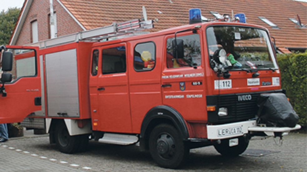 Beim Vorführtermin im Oktober 2015: Ein HLF 10 der Firma Rosenbauer neben dem bisherigen Fahrzeug der Freiwilligen Feuerwehr Stapelmoor (rechts im Bild). Dabei handelt es sich um ein Löschgruppenfahrzeug LF 8.  © Foto: Feuerwehr/Rand