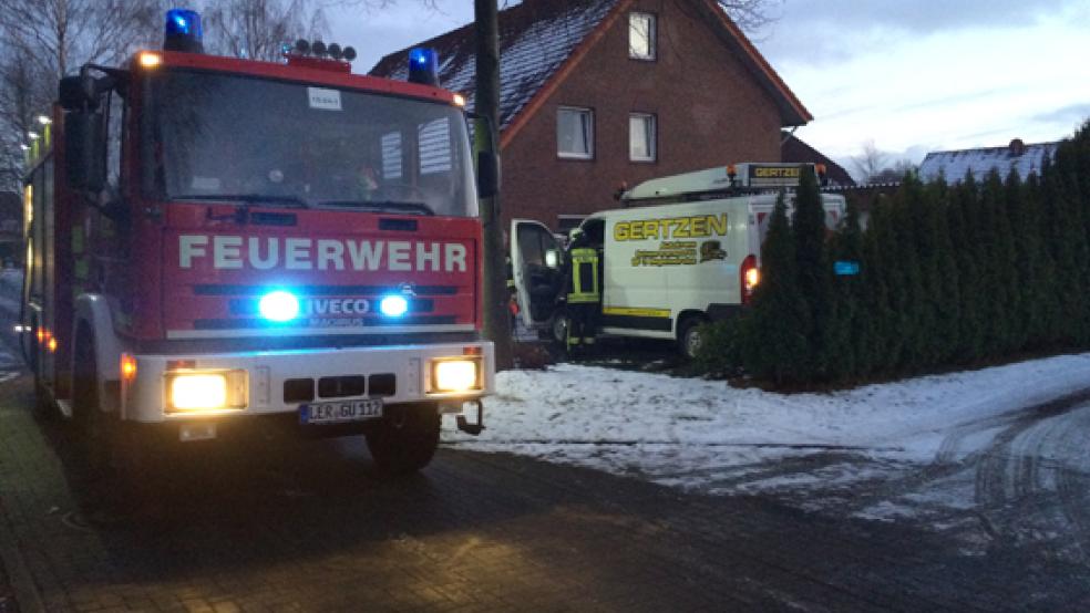 Ein Lieferwagen ist am Mittwochnachmittag in Remels in Brand geraten. © Foto: Kreisfeuerwehr 