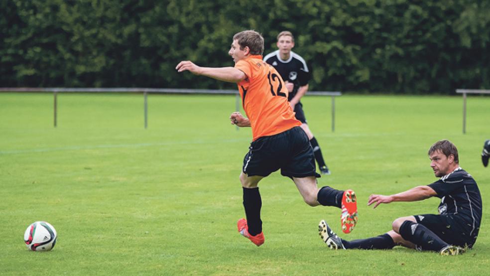 Ralf Groeneveld ist der beste Torschütze des SV Wymeer-Boen: Er war auch für seine Gegenspieler von Germania Holterfehn nicht leicht zu stoppen. © Foto: Mentrup