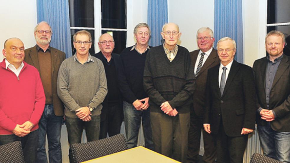 Ehrung im Kreishaus in Leer: Aribert Vosberg, Hans-Jürgen Dicke, Geritt de Groot, Hermann Adams, Johann Ennenga jun., Johann Ennenga sen., Kreisgeschäftsführer Folkert Laupichler, Landrat Bernhard Bramlage als Kreisvorsitzender des Volksbundes Deutsche Kriegsgräberfürsorge und Marco Wingert vom Bezirksverband in Oldenburg (von links). © Foto: Wolters