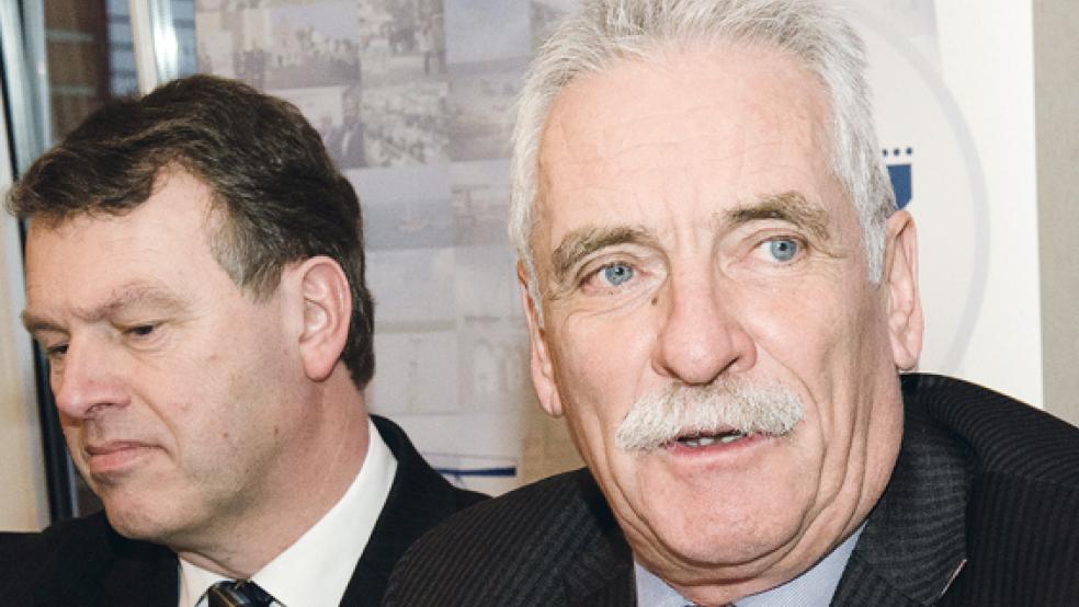 Fordert zügige Ersatzlösung für die zerstörte Friesenbrücke: IHK-Präsident Wilhelm-A. Brüning (rechts). Links im Bild: Arno Ulrichs, IHK-Geschäftsführer für Wirtschaftsförderung, Tourismus und Verkehr. © Foto: Hanken