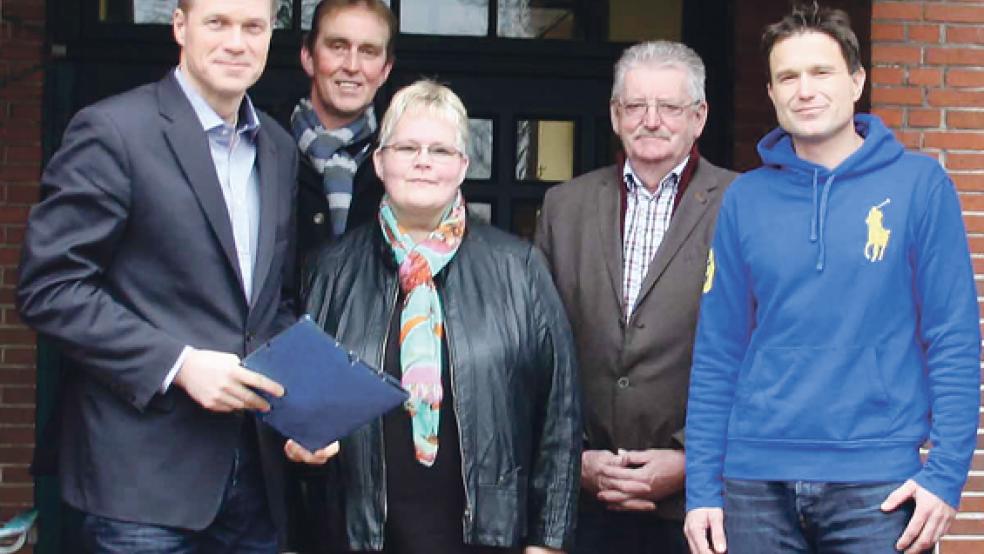 Ist für den Erhalt der Pestalozzi-Förderschule in Weener: der CDU-Landtagsabgeordnete Ulf Thiele aus Remels (links). Das Bild zeigt ihn mit (von links) Reinhard Schüür, Hildegard Hinderks und Broer Wübbena-Mecima vom CDU-Stadtverband Weener und dem scheidenden Leiter der Pestalozzi-Schule, Dirk Kaiser. © Foto: Siemer/CDU