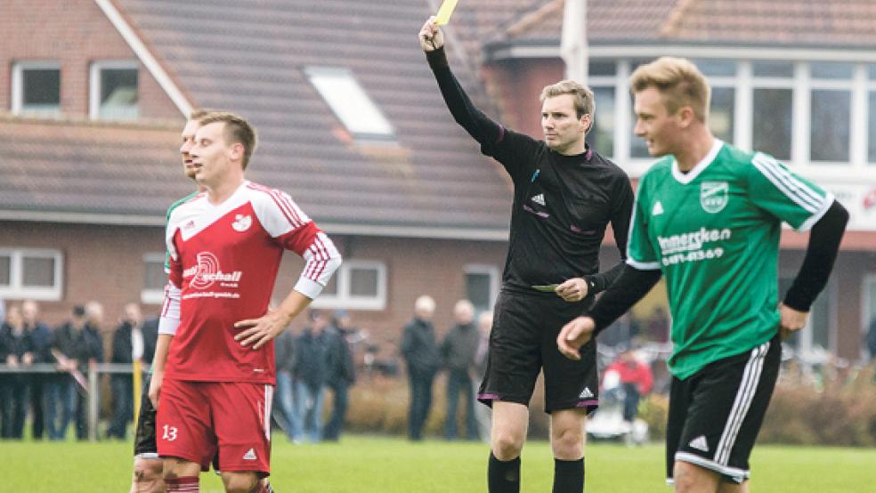 Gelbe Karten mussten die Schiedsrichter an Jemgum und Bingum nur selten verteilen. Martin Brandt kam im Derby im Oktober aber nicht ganz ohne Verwarnung aus. © Foto: Mentrup