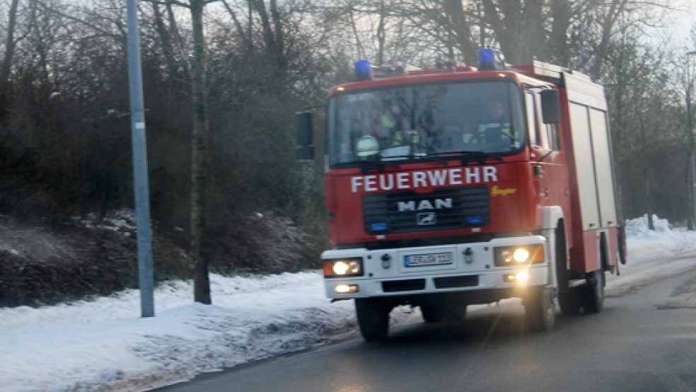 Die Feuerwehr Weener rückte heute mit vier Fahrzeugen ins Gewerbegebiet Kleiner Bollen aus. Die Brandmeldeanlage der Firma Wildeboer hatte ausgelöst. Es war ein Fehlalarm. © Foto: Feuerwehr/Rand