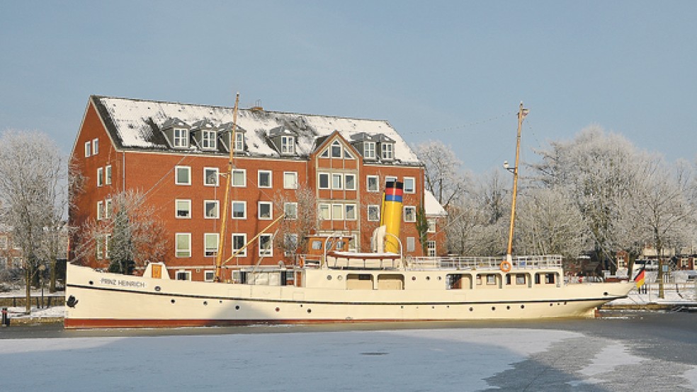 Die »Prinz Heinrich« gestern an ihrem Winterliegeplatz vor dem Amtsgericht an der Uferpromenade in Leer. © Fotos (2): Wolters