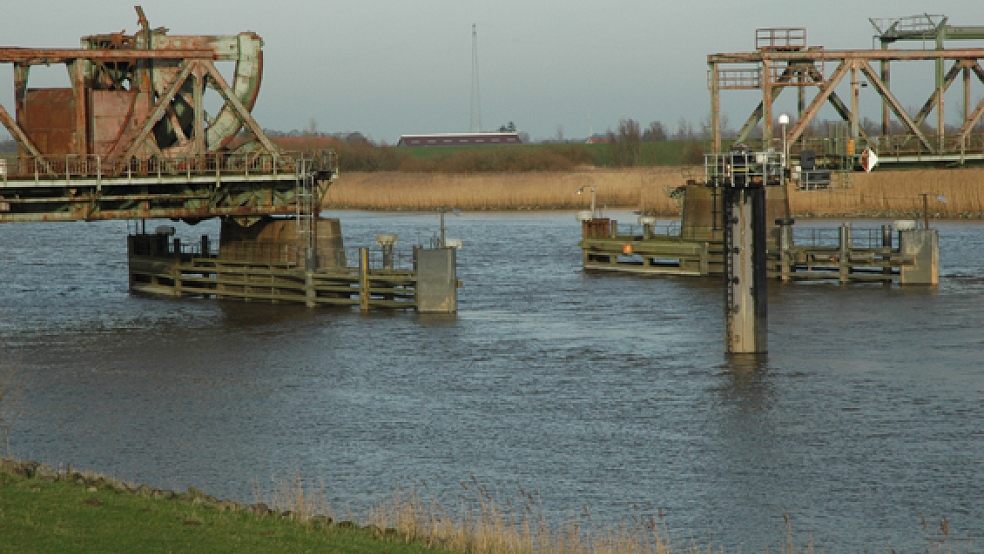 Den Zustand der Friesenbrücke will die Bahn prüfen, bevor die Schuldfrage der Schiffskollision geklärt ist. © Foto: Szyska