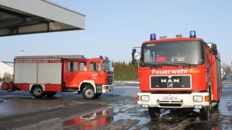 Bei der Rohrleitungsfirma Wildeboer im »Kleinen Bollen« in Möhlenwarf war die Feuerwehr am Freitag und Samstag »Dauergast«.  © J. Rand (Feuerwehr)